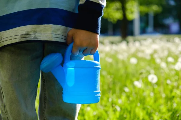 Frühlingskind bei der Gartenarbeit. Drop. — Stockfoto