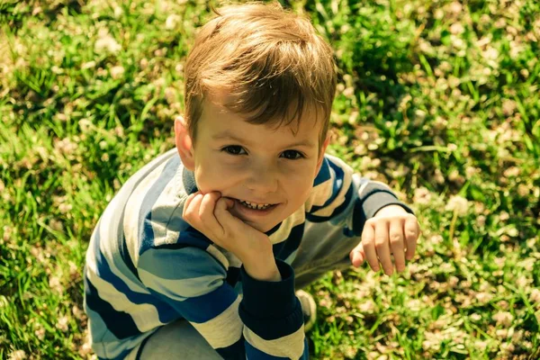 Дитяче поле трава хлопчик дитинство. щасливий . — стокове фото