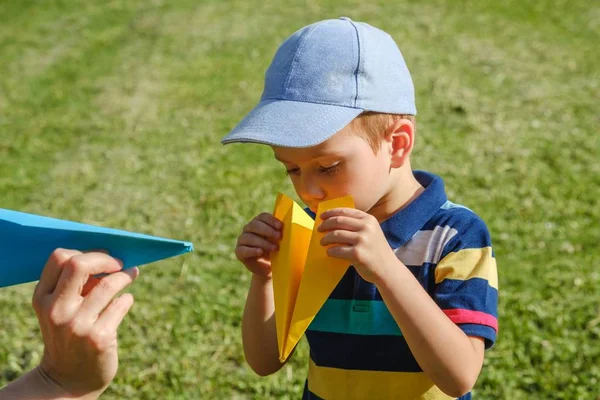 子供の幸せな少年の子供の飛行機。ライフ スタイル. — ストック写真