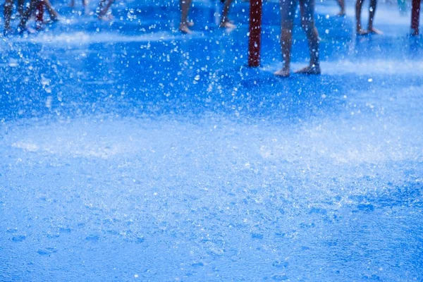 Fontaine d'été d'eau parc pour enfants, sourire . — Photo