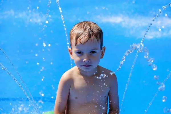Acqua estate bambino divertente fontana, giocare bambino . — Foto Stock