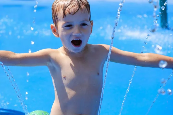 Acqua estate bambino divertente fontana, spray felice . — Foto Stock
