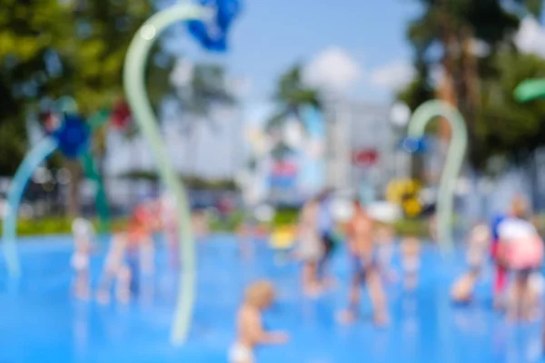 Agua fuente de verano parque infantil, niño alegre . —  Fotos de Stock