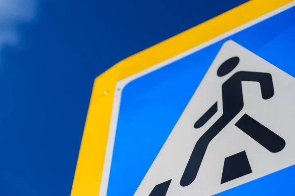Znak crosswalk niebieski ostrzeżenie pieszych. Symbol. — Zdjęcie stockowe