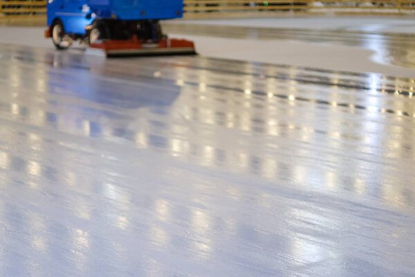 Аппарат восстановления уровня льда на стадионе. Зима
