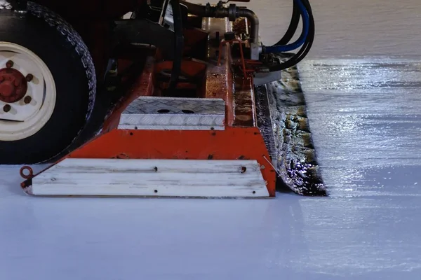 Wiederbelebungsmaschine nivelliert Eis im Stadion. Winterhockey — Stockfoto