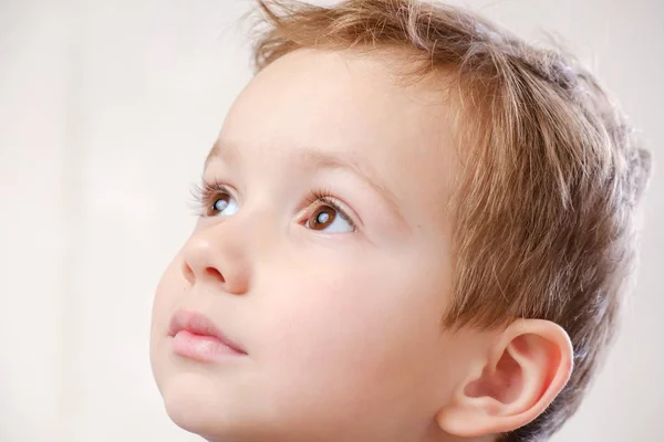 Jongen kind gezicht Kid kindertijd. schattige glimlach. — Stockfoto