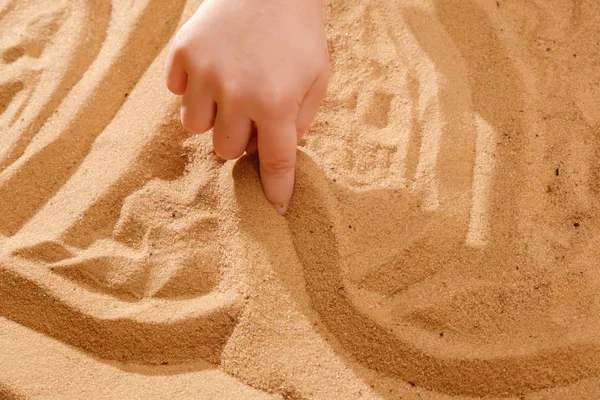 Terapia de arena, las manos del niño están pintadas en la mesa con arena — Foto de Stock