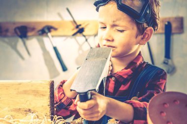 Çocuk babalar günü konsepti, marangoz aracı, çocuk tahtası.