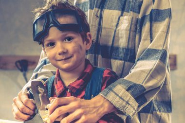 Çocuk babalar günü kavramı, marangoz aracı, çocuk kişi.