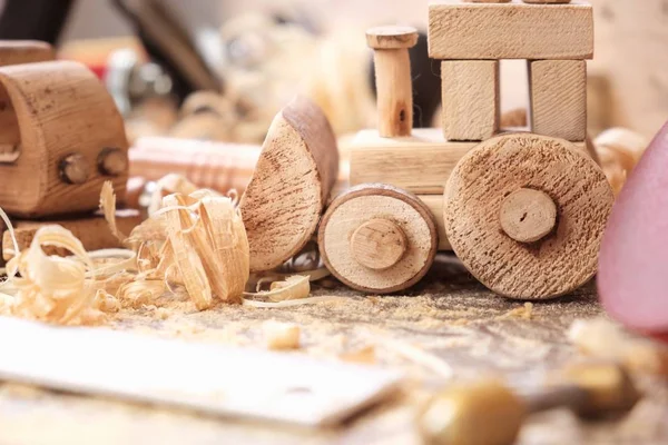 Padre día concepto carpintero madera juguete, bricolaje madera . — Foto de Stock