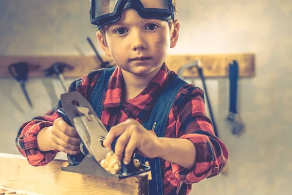 Ιδέα της ημέρας του παιδιού, εργαλείο ξυλουργός, πρόσωπο σκάφη. — Φωτογραφία Αρχείου