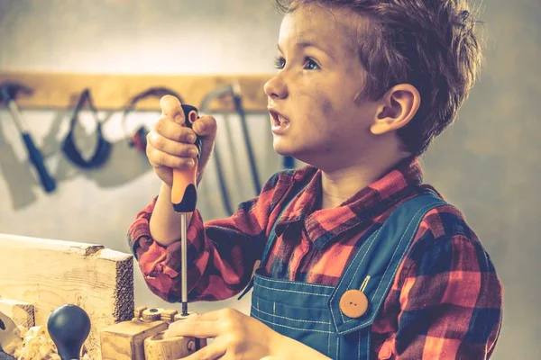 子供の父の日の概念、大工工具、若い人. — ストック写真