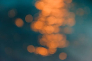 Kabarcık bokeh arka plan ile bir havuzda renkli su dalgalanması. Soyut deniz