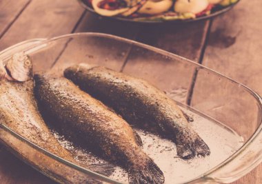 Izgara balık yangın uskumru gıda, closeup.