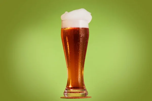 Cerveza dorada en vidrio con espuma, bebida alcohólica, espuma . —  Fotos de Stock