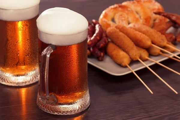 Bierglas alcohol drinken met voedsel worst, gegrilde Bar. — Stockfoto