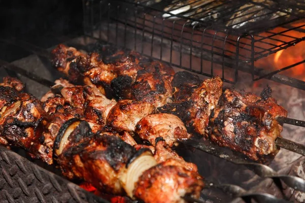 Kebab carne cozinhar alimentos grelhados, fogo . — Fotografia de Stock