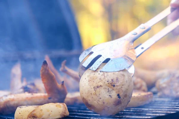 Buiten barbecue BBQ grillen aardappel, gegrild. — Stockfoto