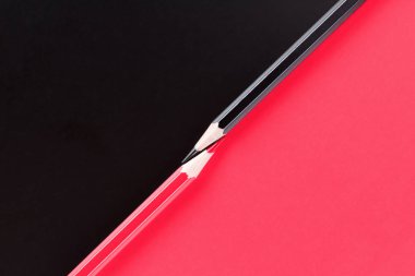 Rekabet, takım çalışması, ortaklık kavramı, siyah ve kırmızı kalem kağıt üzerinde