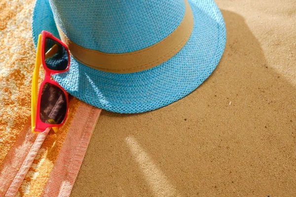 Vista superior de la playa de arena con marco de toalla y accesorios de verano. Fondo con espacio de copia y textura de arena . —  Fotos de Stock