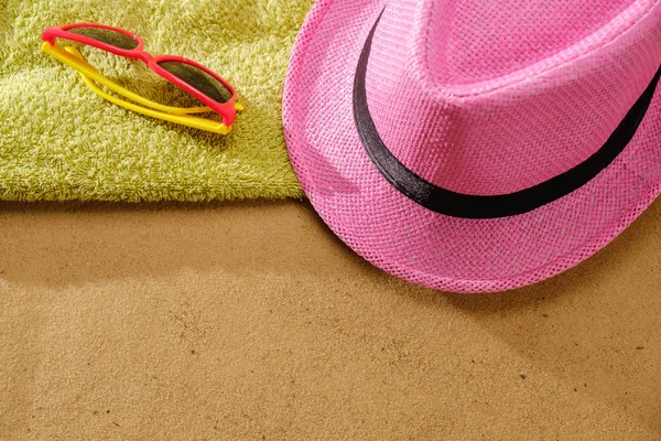 Vista superior de la playa de arena con marco de toalla y accesorios de verano. Fondo con espacio de copia y textura de arena . —  Fotos de Stock