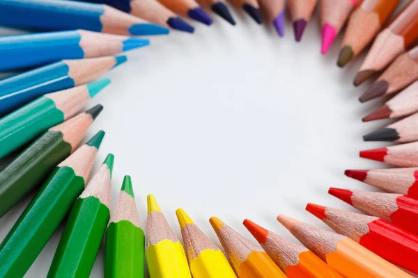 Lápices de colores en primer plano blanco —  Fotos de Stock