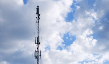 Mavi gökyüzü ile cep telefonu hücresel kule siluet.