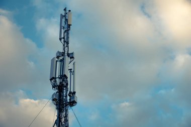Hücresel anten. Mavi gökyüzü ile cep telefonu iletişim kulesi