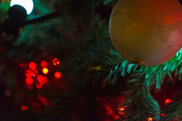 Иллюминированная елка. Рождественские и новогодние украшения. Концепция праздника — стоковое фото