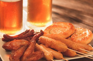 Bira ile Alman Milli yemekleri. Oktoberfest geleneksel gıda