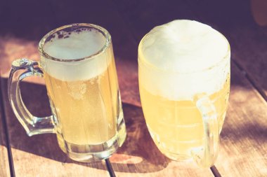 Köpük ve damla ile yakın çekim iki soğuk bira.