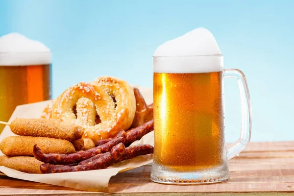 啤酒杯酒精饮料与食品香肠，视图. — 图库照片