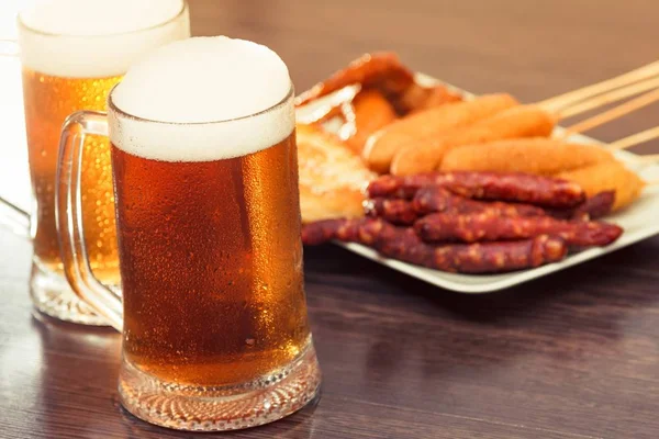 Bebida de álcool de copo de cerveja com salsicha de alimentos, top grelhado . — Fotografia de Stock