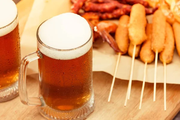 Bebida alcohólica de vaso de cerveza con salchicha, vista al pub . —  Fotos de Stock