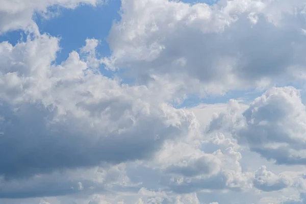 Cielo blu giorno paesaggio nuvoloso natura, colore . — Foto Stock