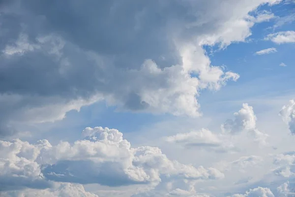 Cielo blu giorno paesaggio nuvoloso natura, colore alto . — Foto Stock