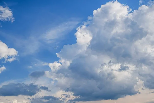 Cielo blu giorno paesaggio nuvoloso natura, nuvola di luce . — Foto Stock