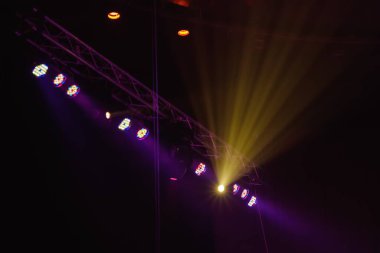 Arka planda müzik sahne ışığı sesi, parti.