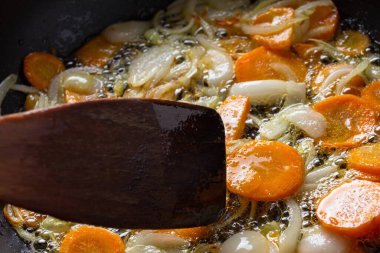 Kızarmış soğan ve tavada spatula, sağlıklı..