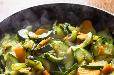 Korkak. Tavada havuç ve kabak. Yemek, sebze, mutfak diyeti..