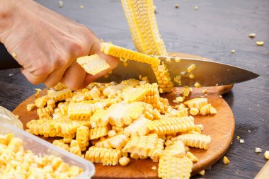 Mısır gevreği pişirme donmuş tahta kesme.