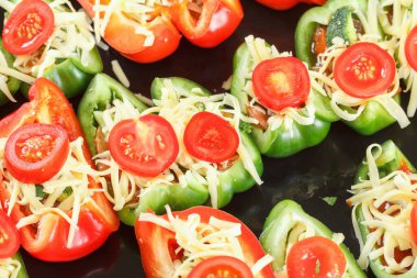 Peynirli kavrulmuş biber ve fırında kızartılmış çan..