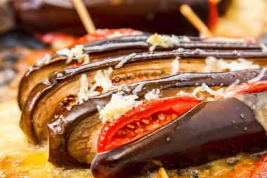 Peynir, domates ve dolma biberle doldurulmuş kabaklar.