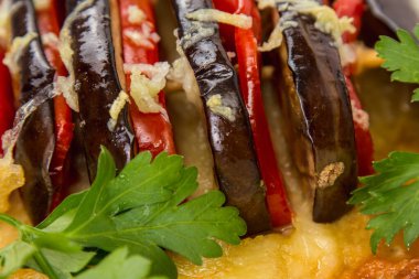 Peynir, domates ve dolma biberle doldurulmuş kabaklar.