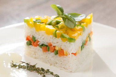 Sağlıklı yiyecekler. Sebzeli basmati. Vejetaryen yemeği. Basmati pilavı ahşap masada beyaz pirinç pişirdi..