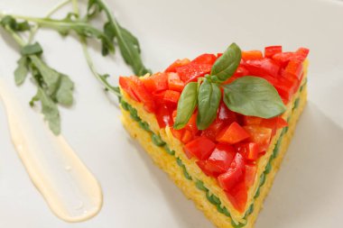 Sağlıklı yiyecekler. Sebzeli basmati. Vejetaryen yemeği. Basmati pilavı ahşap masada beyaz pirinç pişirdi..