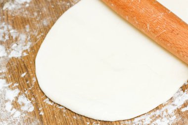 Geleneksel İtalyan mantısı pişirme süreci.