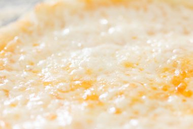 Pizza Margherita mozzarella peyniri ile pişirildi.