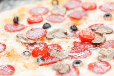 Makro manzaralı mozzarella, salam, mantar ve domates soslu taze pizza.